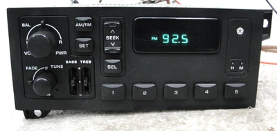 Dodge Chrysler Jeep AM/FM sintonizador RADIO 56038933 84-01 Ram Caravan neón Dakota OEM Foto 1 de 4