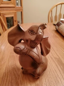 Handgeschnitzte Holz Vintage Kunst Dumbo Figur mit Kugel Vintage Elefant Figur Statue  - Bild 1 von 4