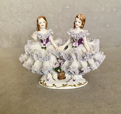 Antigua estatuilla de porcelana de Dresde Alemania victoriana encaje niñas gemelas en lila Foto 1 de 4
