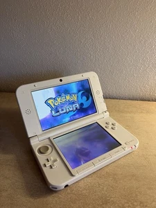 Nintendo 3DS XL White Console + Alimentatore Originale – Funzionante - Imagen 1 de 11