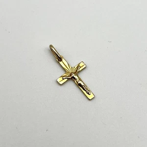 Ciondolo minimalista in oro giallo 14 carati piccolo crocifisso delicato taglio diamante (LO1015425) - Foto 1 di 7