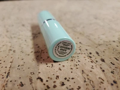 Lápiz labial Clinique A Different Grape tamaño completo NUEVO dramáticamente diferente sin caja Foto 1 de 4