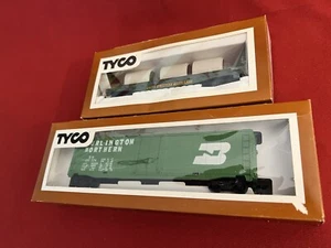 2 Vintage Tyco 342B Skid Flat Car w/ Culvert Pipe Load & 339E 50’ Box Car NIB - Picture 1 of 24