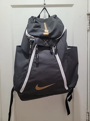 Nike Hoops Elite Sistema Cuádruple Cremallera Mochila Bolso de Gimnasio Negro y Dorado Swoosh Foto 1 de 4