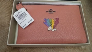Coach Snoopy PRIDE Wristlet Neu mit Etikett Pink Mellon Salmon F16110 Flying in OVP - Bild 1 von 5