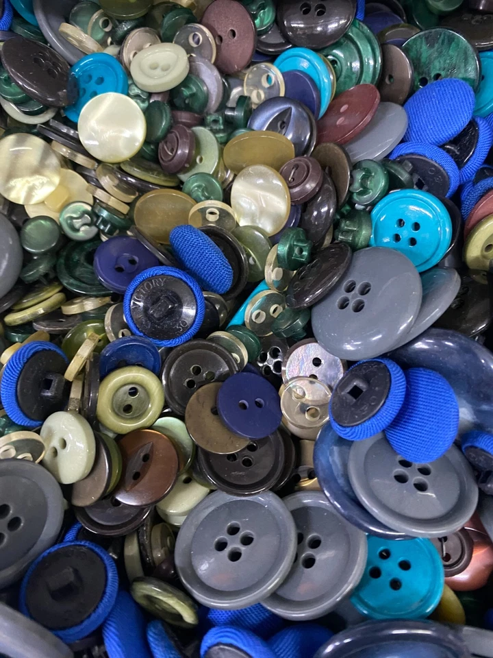 100 x Mixed Colour & Size Buttons - Image 1 of 1
