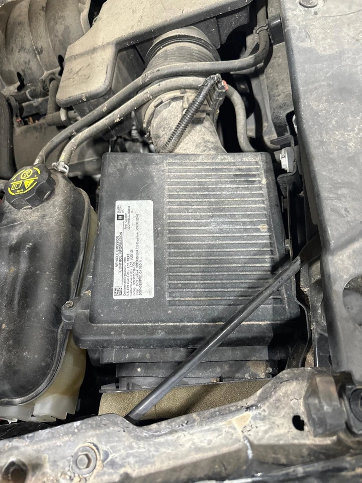 Conjunto de filtro de aire usado se adapta a: camioneta Chevrolet Silverado 1500 2018 grado A Foto 1 de 4