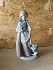 LLADRO Nao Mädchen mit Hund Welpe Blume Figur Ornament - Bild 1 von 5