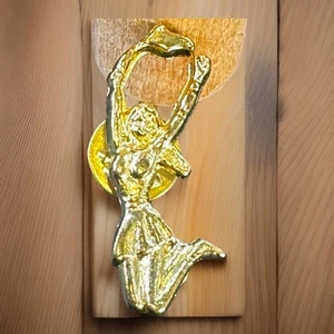 Prendedor Chaqueta Letterman Tono Dorado Saltando Con Bandera Animadora Rah Rah De Colección - Imagen 1 de 7