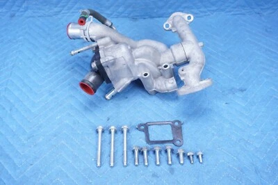 Carcasa de termostato Pontiac Vibe con tubo de refrigerante 2003-2008 OEM  Foto 1 de 4