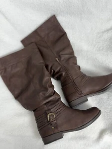 Bota de mujer Journee Collection 'Debi' regular y pantorrilla ancha hebilla holgada talla 8 - Imagen 1 de 13