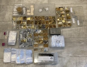 RIESIGES KONVOLUT SCHMUCKHERSTELLUNG FUNDSTÜCKE RÜCKSEITEN PINBACKS MÜNZE ANHÄNGER RAHMEN ETC. - Bild 1 von 17