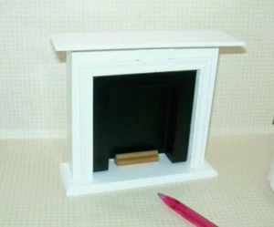 Miniatur weißer Kamin mit schwarzer Einfassung: Puppenhaus Maßstab 1:12 - Bild 1 von 3