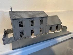 28 mm Bahnhofsgebäude Bahnhofsgebäude mit Bahnsteig & Nebengebäude - Bild 1 von 7