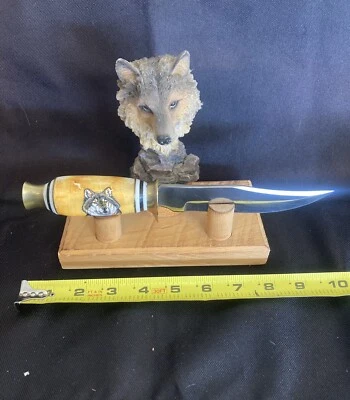 Cuchillo de hoja de caza con mango de hueso decorativo con soporte de exhibición de lobo Foto 1 de 4