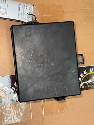 2013-2016 CHEVY EXPRESS 2500 Engine Fuse Box OEM - Image 1 of 4