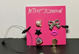 Betsey Johnson 6 verschiedene Ohrstecker "HEART STAR SKULL BOW KISS" Neu mit Etikett - Bild 1 von 2