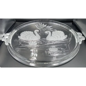 Vassoio vintage Mikasa rotondo in vetro trasparente con coppia di cigni incisi smerigliati 12,5" - Foto 1 di 5