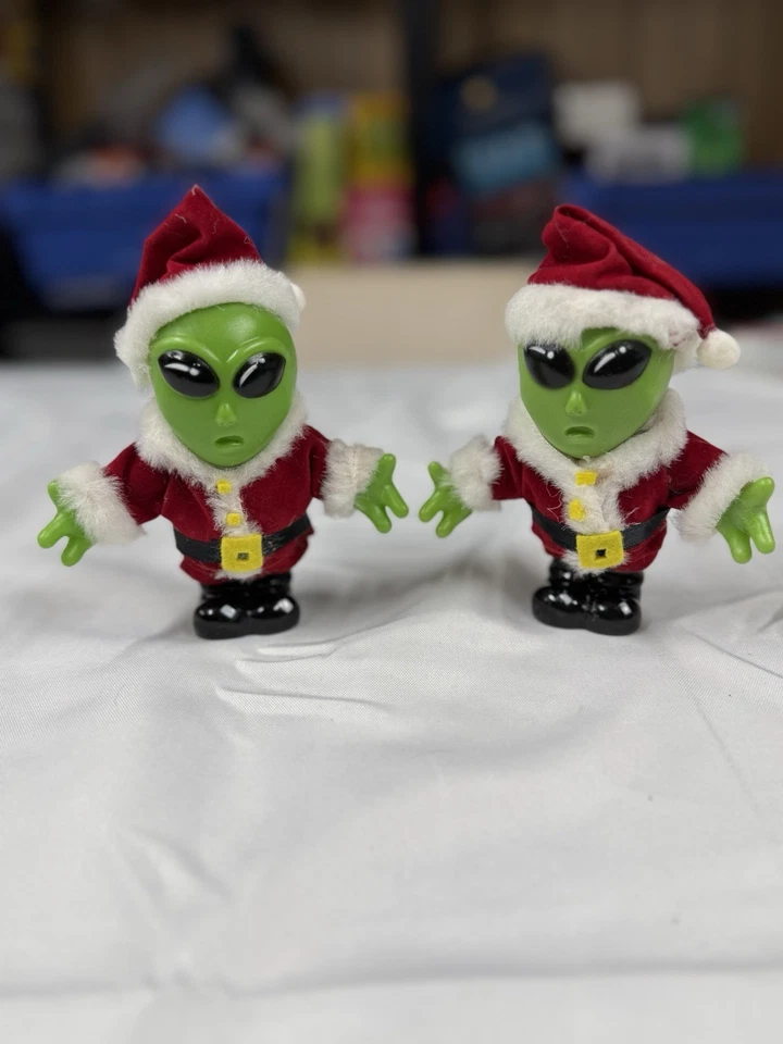 Conjunto de estatuillas de Papá Noel alienígena - Par de vacaciones decoración navideña marciana verde Foto 1 de 4