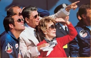 President & Mrs. REAGAN Watch Landing of COLUMBIA; 1981 Mint - Imagen 1 de 2