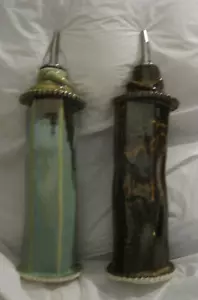 Kunstgefertigte TBPOTS (Maine) Öl und Essig Cruets ~ grün/braun Keramik ~ LBDDR - Bild 1 von 7
