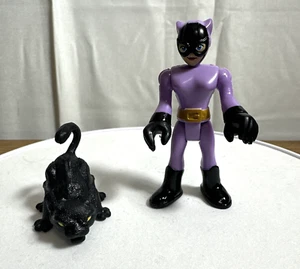Fisher Price Imaginext DC Super Friends Catwoman Figura Viola Serie 1 con Gatto - Foto 1 di 14