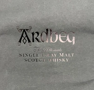 Ardbeg Islay Single Malt Scotch Whisky Nero Bottiglia di Carta Sacchetto Regalo - Nuovo - Foto 1 di 14