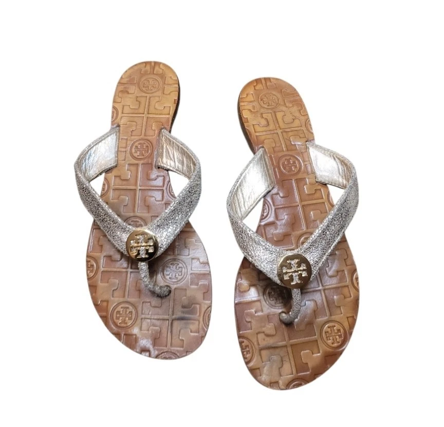 Sandalia Tanga Plana Tory Burch Thora Brillante Metálica Plateada Talla 6 Foto 1 de 4