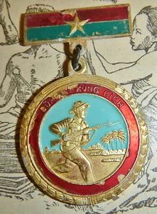 VIET CONG HERO - VC Medal - Valiant Assault Soldier - Vietnam War - NLF - C.406 - Picture 1 of 3
