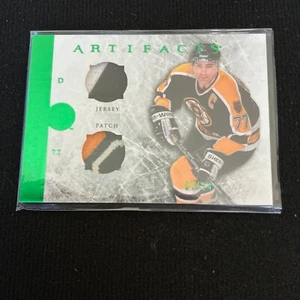 2012-13 Upper Deck Artefatti Ray Bourque #77 Variazione Orizzontale Smeraldo 07/24 - Foto 1 di 2