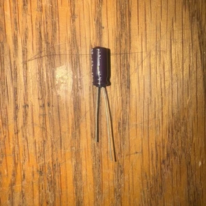 Nichicon PW(M) 10uF 63v 105C Radialkondensator - Bild 1 von 1