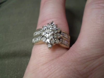 Anillo con racimo de 34 diamantes de oro amarillo de 10 quilates para dama 4,5 gramos falta 1 diamante Foto 1 de 4