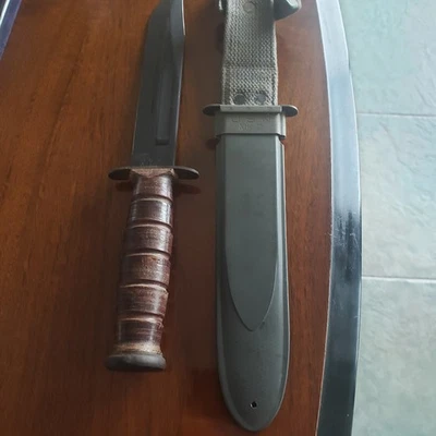 Camillus U.S.N. MK2 WWII Fighting Knife with Sheath, Unissued, Blade Enscribed. - Image 1 of 4