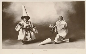 Antike RPPC Echt Foto Postkarte gruselig seltsam seltsam seltsam Clown Puppen "Ein Duett" - Bild 1 von 10
