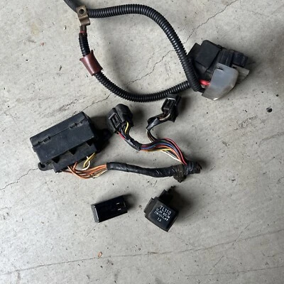 Relés y caja de fusibles Suzuki Bandit 1200 GSF1200S 1997-2000 Foto 1 de 4