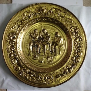 22,5 ZOLL GEHÄMMERTES MESSING REPOUSSE WANDPLATTE LADESCHALE "MÄNNER IN TAVERNE" - Bild 1 von 11