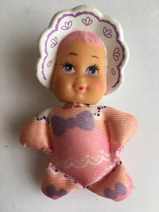 Vintage 1989 Lewis Galoob So Small Babys Spitze Lucy Mini Puppe Stoffkörper Spielzeug  - Bild 1 von 7
