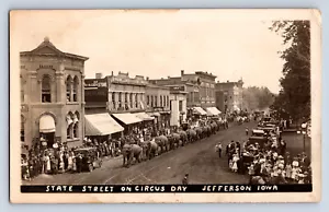 Vintage RPPC Jefferson IA Iowa Circus Parade Elephants Busy Crowd Businesses U1 - Bild 1 von 2