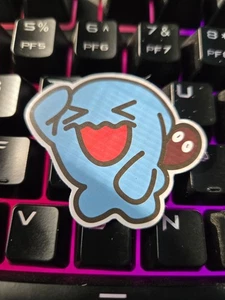 Adesivo Wobbuffet Pokemon decalcomania impermeabile e durevole stile anime divertente carino - Foto 1 di 4