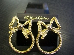 Orecchini traforati collezione Marriott HOTEL,gioielli vintage;tono oro;nuovi su cartoncino - Foto 1 di 11
