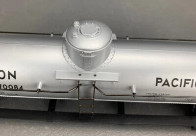 O Gauge MTH 30-7302 Union Pacific Tank Car #70084 Body Only O680 - Image 1 of 4