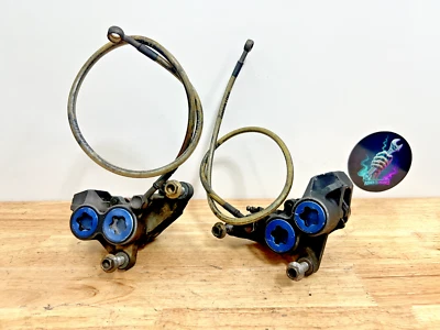Par de pinzas de freno delanteras izquierda derecha Yamaha YZF R6 1999-2002 OEM con mangueras pastillas Foto 1 de 4