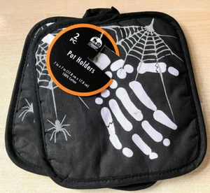 Brandneu mit Etikett Neu Halloween schwarz 2er Set Topflappen - Knochen Skelett Hand & Spinnennetz - Bild 1 von 5