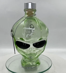 Bottiglia testa aliena vodka spazio esterno 750 ml vetro verde con etichetta decorazione bar vuota - Foto 1 di 6