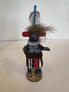 Kachina Puppe Sternjagd signiert 5 Zoll geschnitzt bemalt rot schwarz - Bild 1 von 6