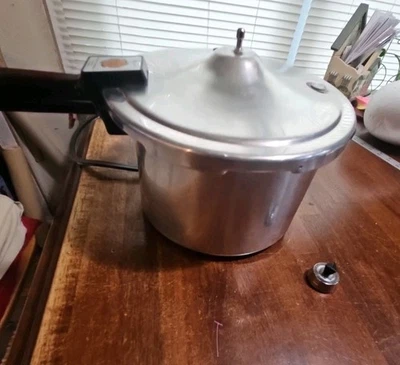 Presto   6  QT Pressure Cooker 409 A  Model 0125005  Complete Unit - Image 1 of 4