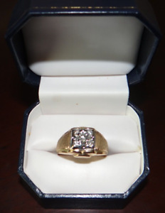 14k Yellow Gold Diamond Ring 4 diamonds around a center diamond  sz 11