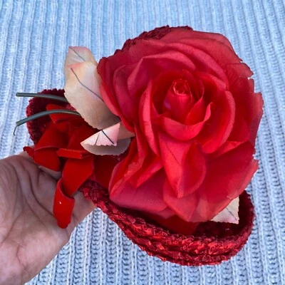 Sombrero de paja rojo vintage Evelyn Varon con decoración grande de rosa roja y forro satinado Foto 1 de 4