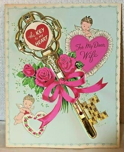 BIGLIETTO DI AUGURI VALENTINO VINTAGE, CHIAVE DEL MIO CUORE CARA MOGLIE, 3D, 1955 - Foto 1 di 6