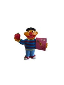 Figura de PVC Ernie ABC Book y Apple de colección Aplausos Calle Sésamo Maestro de escuela - Imagen 1 de 3